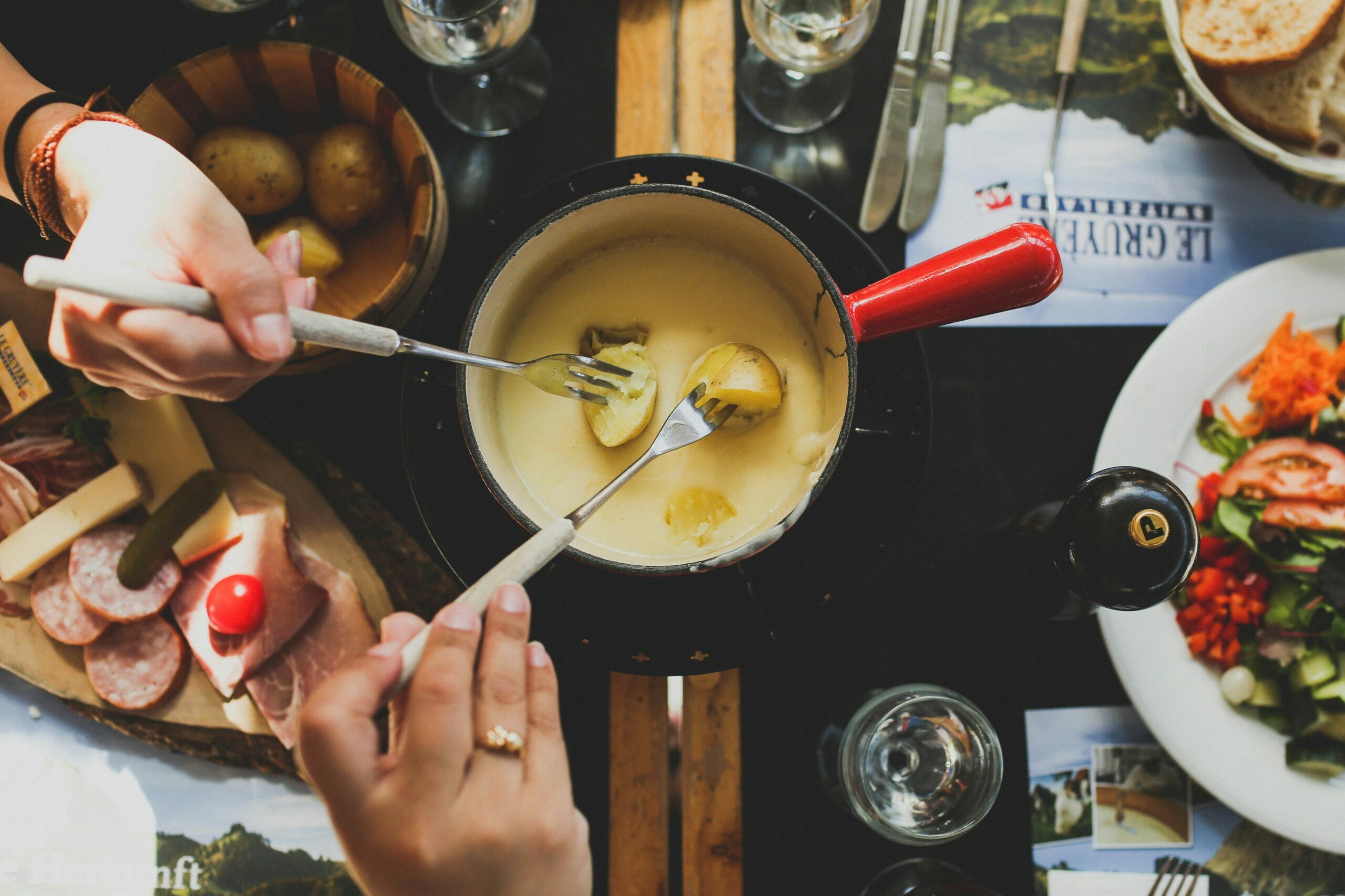 fondue de queijo compartilhado