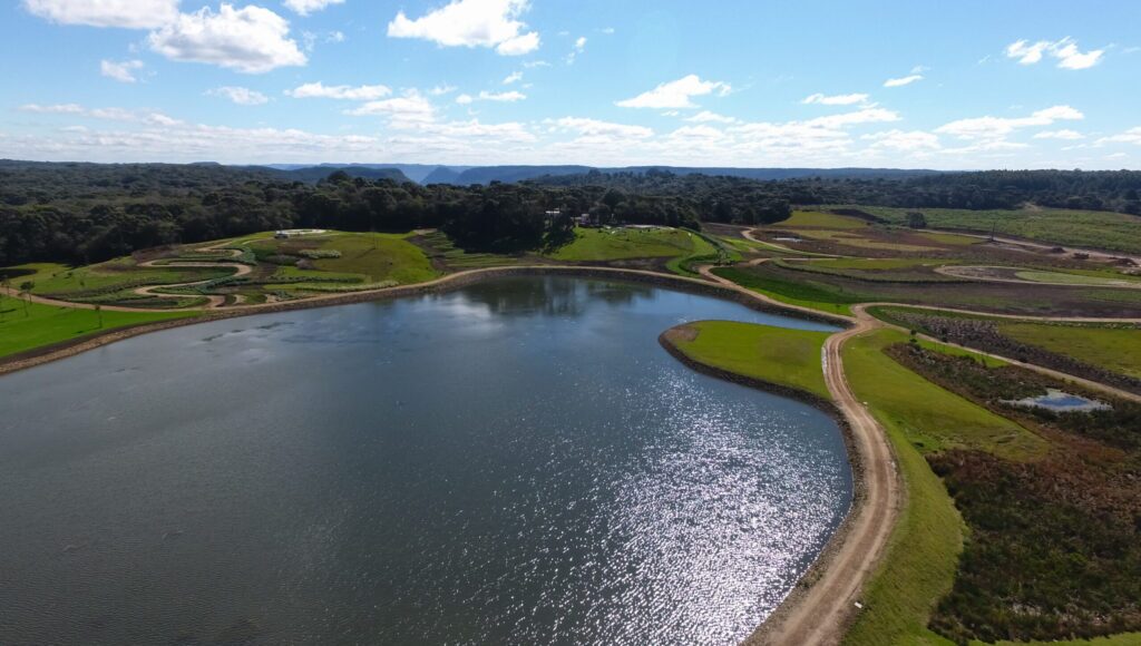 Parque em São Francisco de Paula visto de cima, com o lago e os campos.