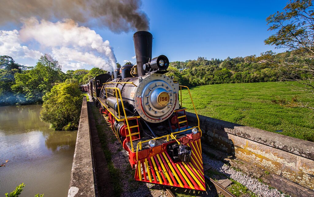 Imagem do trem Maria Fumaça andando nos trilhos na Região Uva e Vinho. Bento Gonçalves.