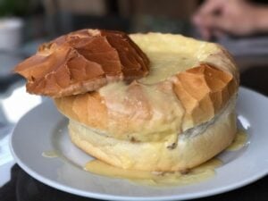 Sopa no Pão em Gramado. Foto: Porto d'Oro.